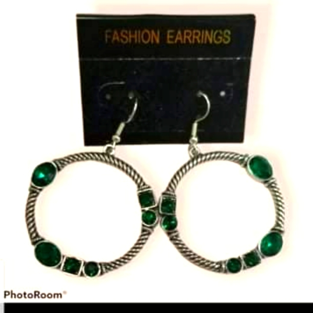 🔥2/$30🔥 Glamorous Garland Green Earring - Picture 2 of 3